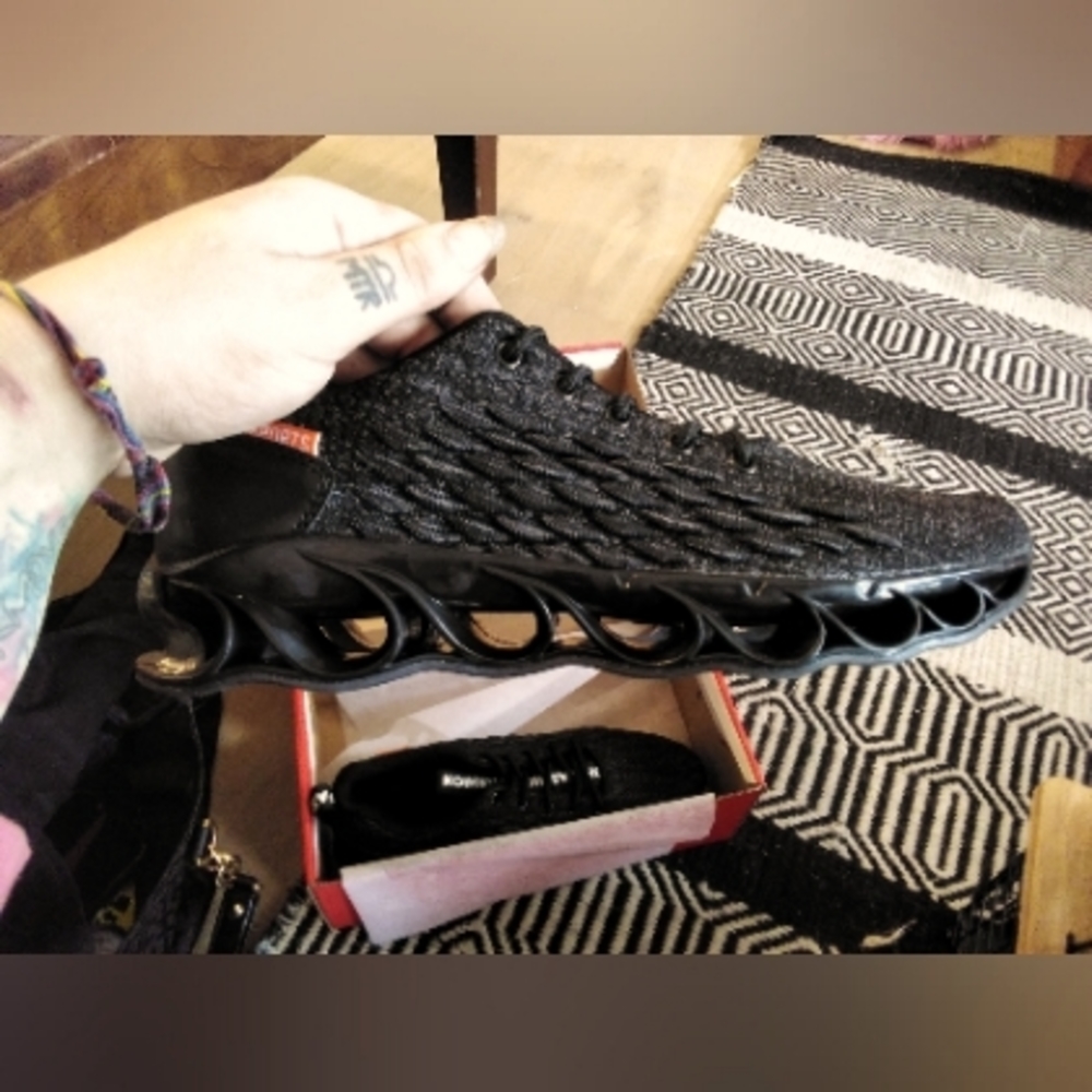 Women's fashion black running shoes